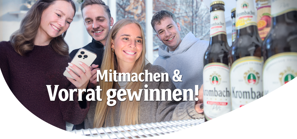 Vier Personen stehen vor einem Kühlschrank, im Vordergrund mehrere Flaschen Krombacher, Text 'Mitmachen & Vorrat gewinnen'.