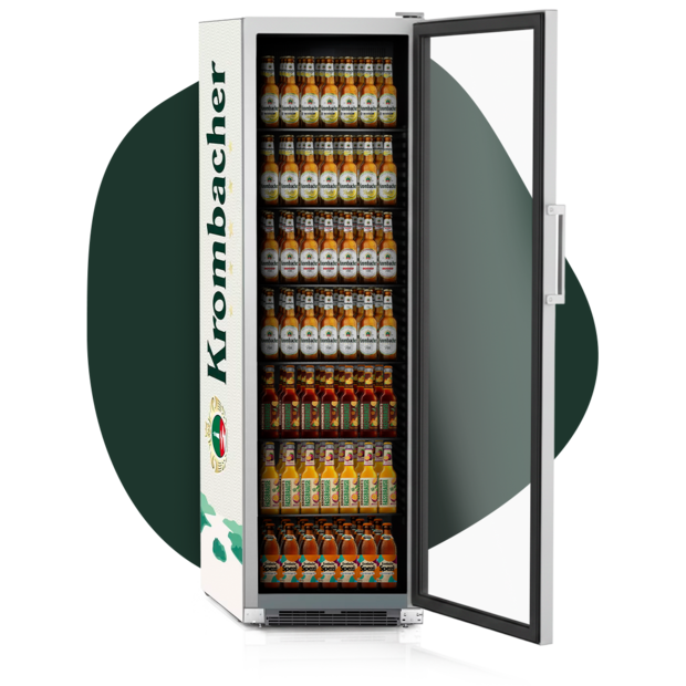Offener Getränkekühlschrank mit mehreren Regalen, gefüllt mit Flaschen der Marke Krombacher.