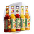Fünf Flaschen Krombacher's Fassbrause in den Geschmacksrichtungen Cola & Orange, Maracuja, Holunder, Zitrone und Mango nebeneinander stehend.