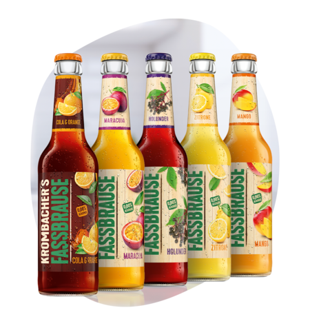 Fünf Flaschen Krombacher's Fassbrause in den Geschmacksrichtungen Cola & Orange, Maracuja, Holunder, Zitrone und Mango nebeneinander stehend.