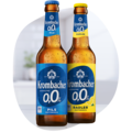 Zwei Krombacher o,0 % Alkoholfrei-Flaschen, eine Pils mit blauem Etikett, eine Radler mit gelb-blauem Etikett.
