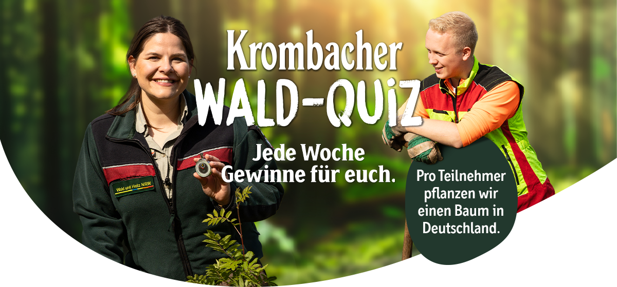 Zwei Personen in Waldumgebung, eine trägt eine grüne Jacke, die andere eine rote und schwarze Jacke. Text: Krombacher WALD-QUIZ, Jede Woche Gewinne für euch.