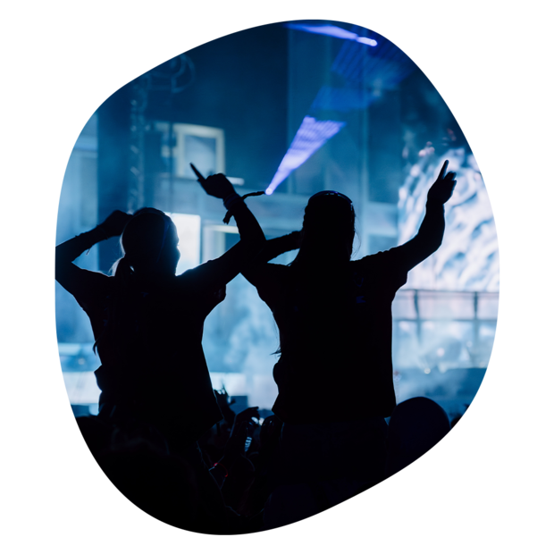 Menschen feiern auf einem Festival mit Bühnenbeleuchtung und Konfetti, Text 'Krombacher Festivalsommer Glücksgefühle Festival '25'