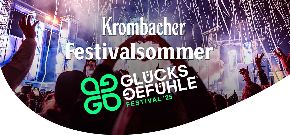 Menschen feiern auf einem Festival mit Bühnenbeleuchtung und Konfetti, Text 'Krombacher Festivalsommer Glücksgefühle Festival '25'