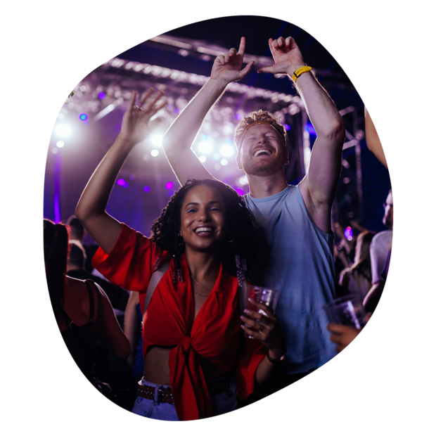 Menschenmenge bei einem Festival mit Konfetti, darüber der Text 'Krombacher Festivalsommer' und das bunte Logo des Rainbow Festivals