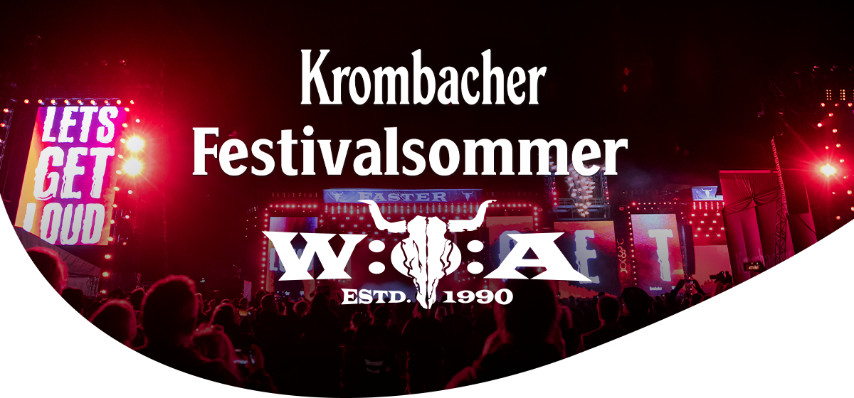 Krombacher Festivalsommer mit Wacken-Logo und der Aufschrift 'ESTD. 1990' vor einer Konzertbühne mit Publikum