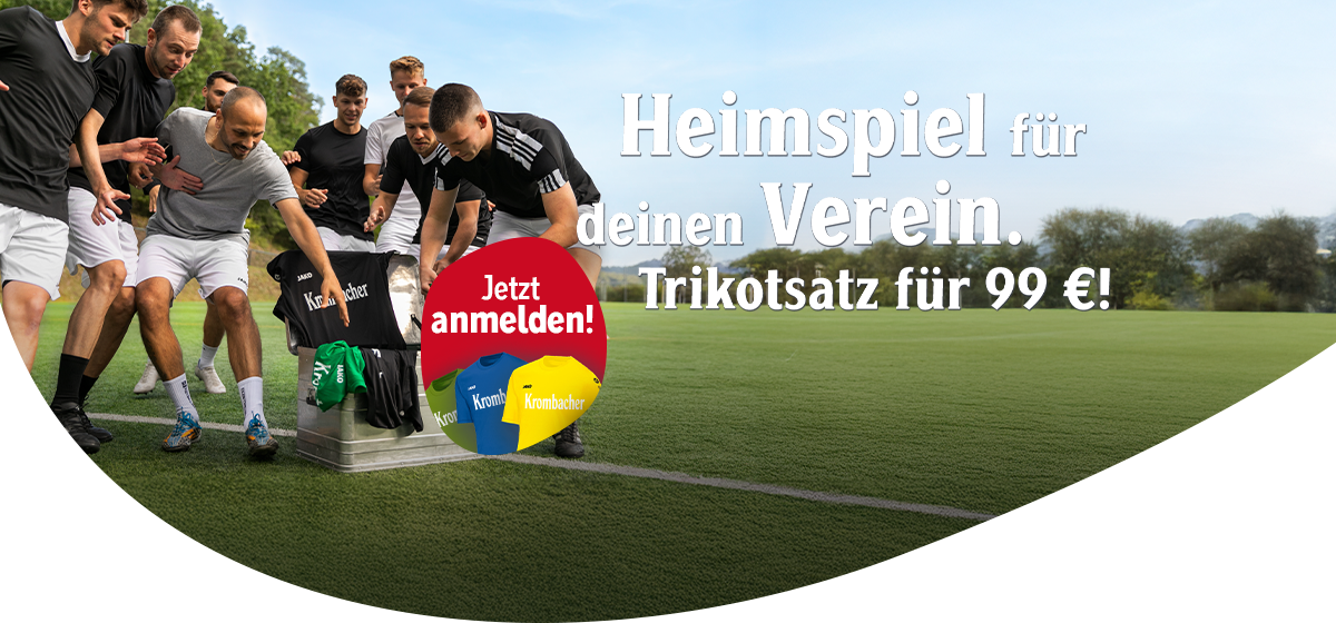 Gruppe von Fussballspielern in schwarzen Trikots und weissen Shorts steht auf einem Rasenplatz und greift nach einem auf einem Podest präsentierten Trikotsatz. Im Hintergrund Text: „Heimspiel für deinen Verein. Trikotsatz für 99 €! Ab dem 21.08 anmelden!“. Im Vordergrund auch farbige Trikots mit dem Logo „Krombacher“. 