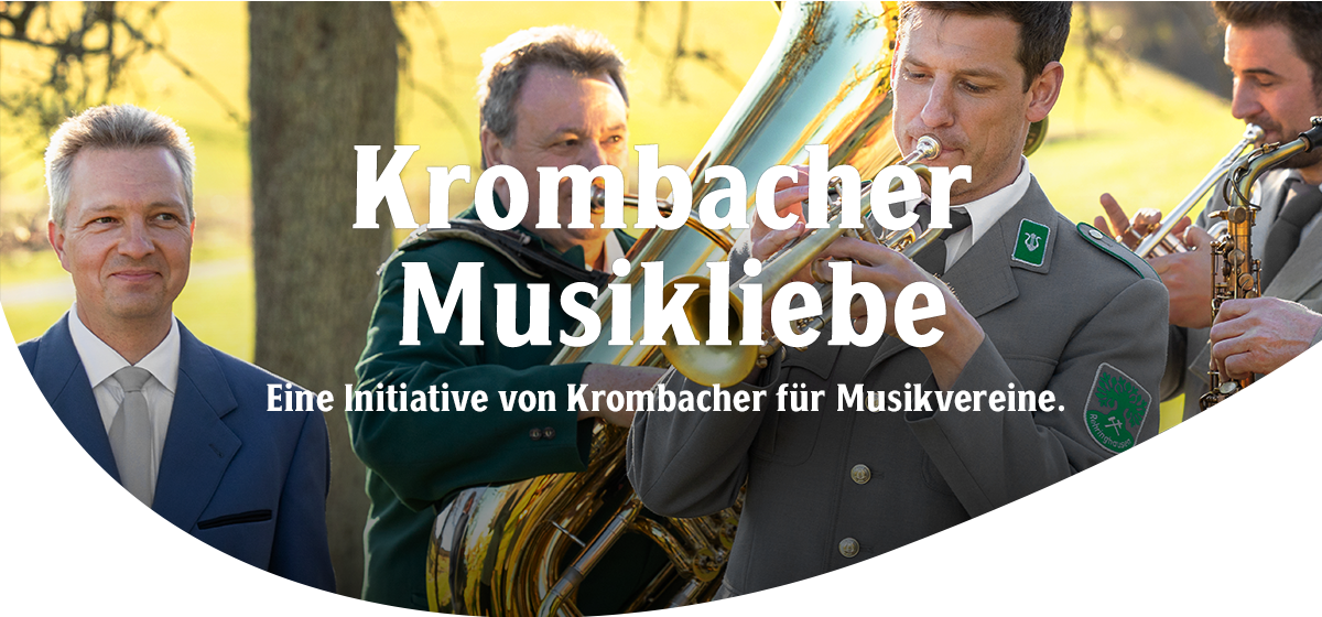 Musiker in Uniform spielen Blasinstrumente im Freien, Text 'Krombacher Musikliebe' und 'Eine Initiative von Krombacher für Musikvereine'