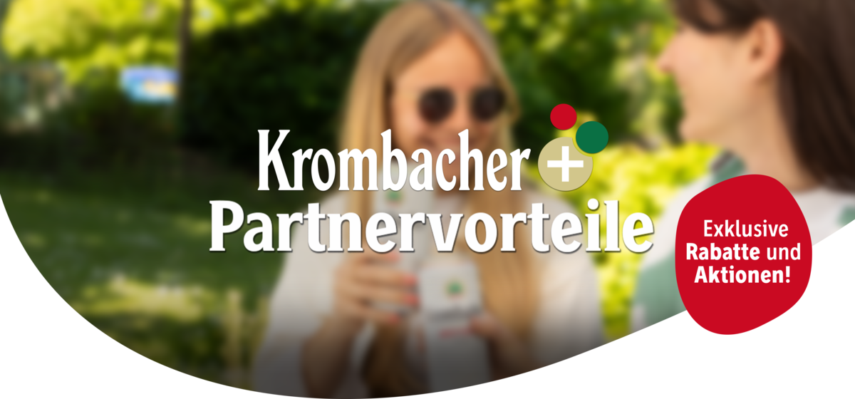 Im Hintergrund zwei Personen die mit Krombacher auf exklusive Krombacher+ Partnervorteile anstoßen
