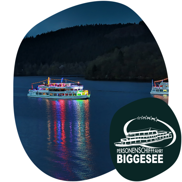 Zwei beleuchtete Partyboote auf dem Biggesee bei Nacht. Text: '80er/90er Party auf der Bigge'. Logo der Personenschifffahrt Biggesee.