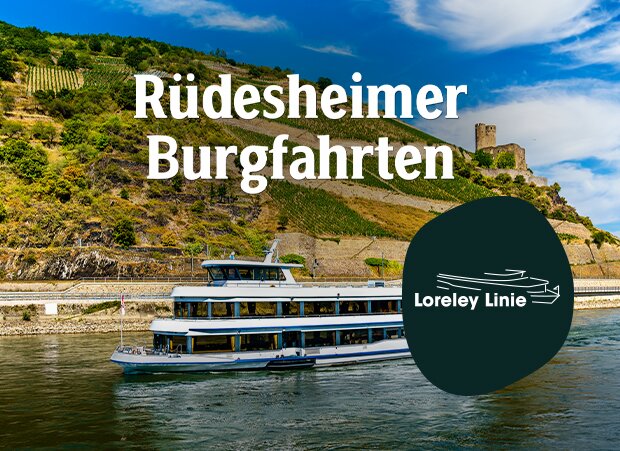 Ein Ausflugsboot fährt auf dem Wasser entlang der Weinberge von Rüdesheim. Im Hintergrund ist die Burg Rüdesheim sichtbar. Text: 'Rüdesheimer Burgfahrten' und 'Loreley Linie'.