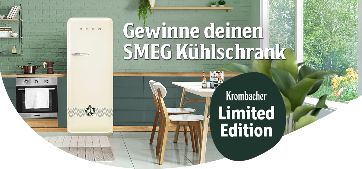 Moderne Küchenansicht mit einem cremefarbenen SMEG-Kühlschrank im Retro-Design, daneben ein grünes Küchenmodul mit eingebautem Backofen. Auf dem Tisch stehen zwei Krombacher-Bierflaschen und eine Verpackung. Im Vordergrund ist ein grünes Blatt zu sehen. Text im Bild: ‚Gewinne deinen SMEG Kühlschrank‘ und ‚Krombacher Limited Edition‘