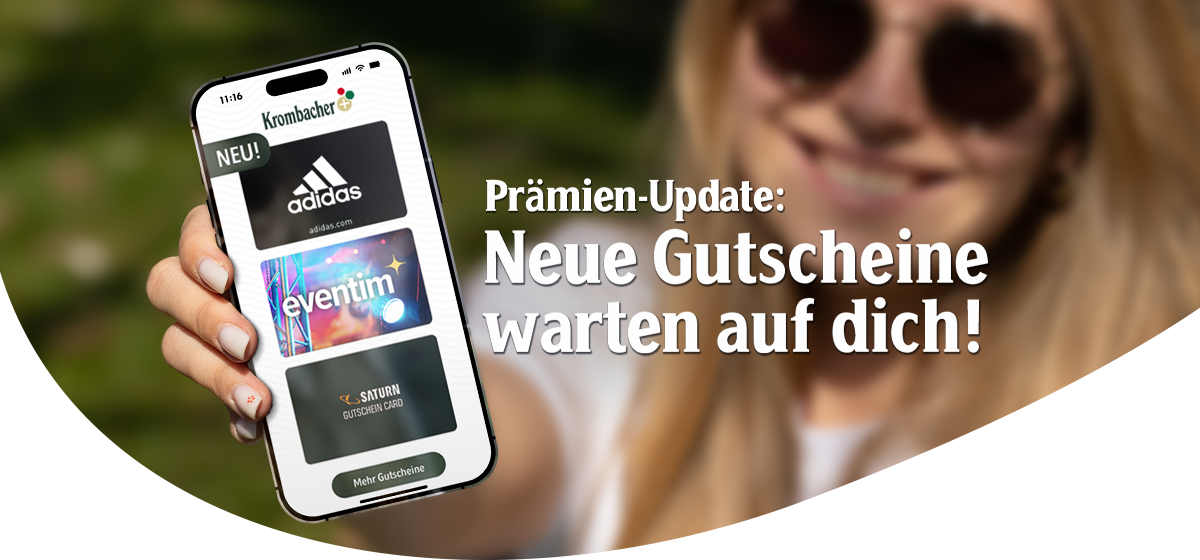 Frau mit Sonnenbrille hält ein Smartphone in der Hand, auf dessen Bildschirm digitale Gutscheine von Adidas, Eventim und Saturn angezeigt werden. Daneben Text: „Prämien-Update: Neue Gutscheine warten auf dich!“. 