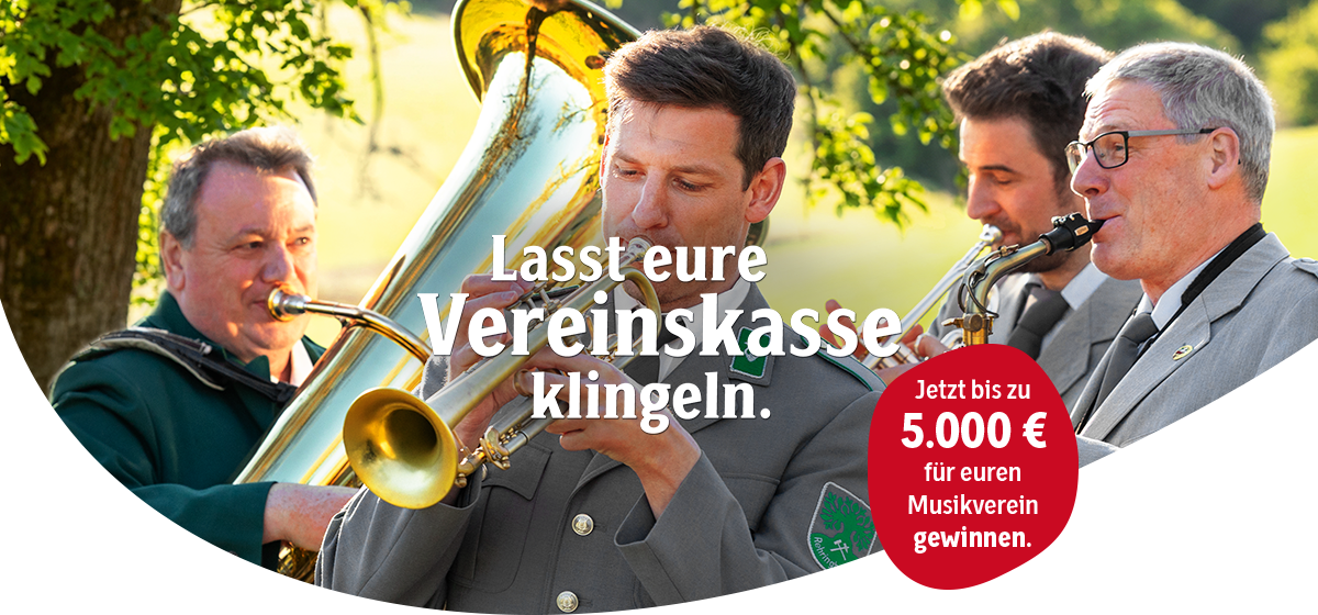 Vier Musiker in Trachten spielen Blasinstrumente im Freien, Text 'Lass die Vereinskasse klingeln', Hinweis auf Gewinn von bis zu 5.000 Euro für Musikverein