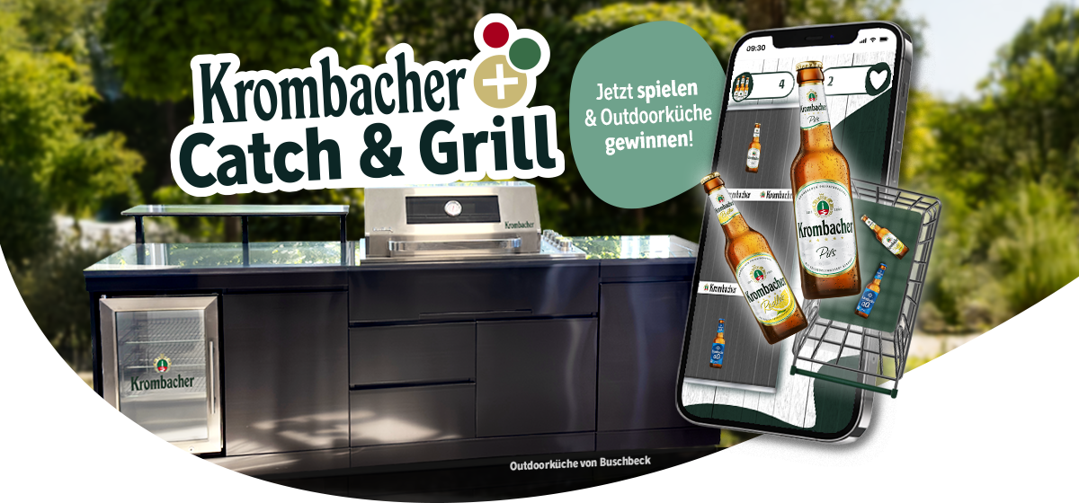 Werbebanner für die Krombacher „Catch & Grill"-Aktion mit einer modernen Outdoorküche von Buschbeck im Hintergrund, einem Smartphone mit einem Fangspiel für Krombacher-Bierflaschen und dem Hinweis „Jetzt spielen & Outdoorküche gewinnen!".