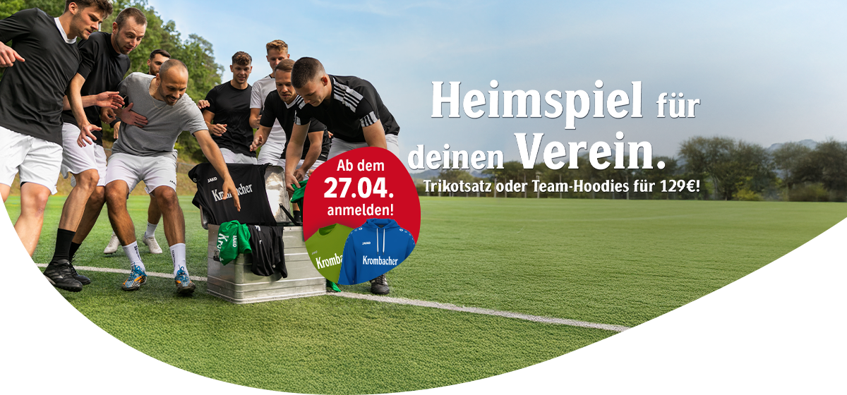 Fußballspieler in schwarzen und weißen Trikots versammeln sich auf einem Spielfeld mit Werbung für eine "Heimspiel"-Aktion, bei der Trikotsätze oder Team-Hoodies für 129€ ab dem 27.04. angeboten werden.