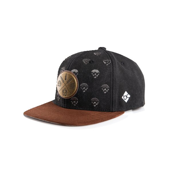 Schwarze Snapback-Cap mit braunem Schirm und rundem Metall-Logo mit Hopfen und Schriftzeichen.
