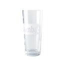 Hohes, klares Glas mit eingraviertem Schriftzug 'Krombacher'.