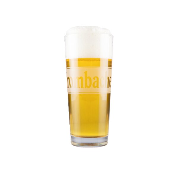 Pils im hohen, schlanken Glas mit umlaufenden 'Krombacher' Schriftzug.