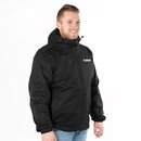 Person trägt schwarze Krombacher Regenjacke mit Kapuze und Reißverschluss, dazu blaue Jeans.