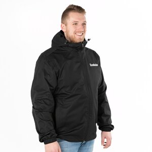 Person trägt schwarze Krombacher Regenjacke mit Kapuze und Reißverschluss, dazu blaue Jeans.