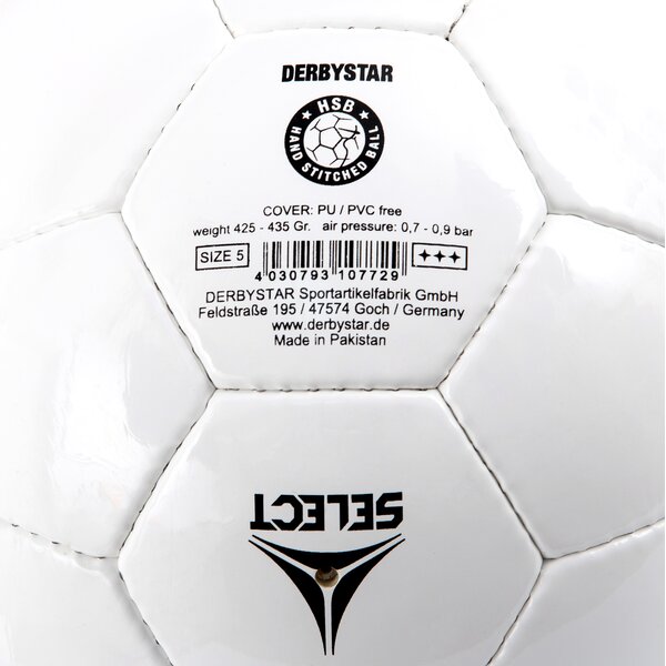 Weißer Derbystar Handgenähter Fußball Größe 5 mit Herstellerinformationen und Barcode.