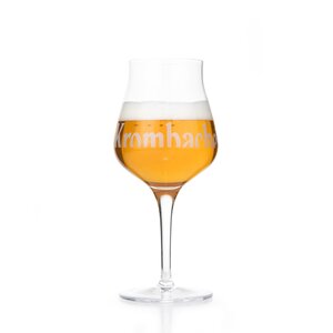 Frisches Pils im Sommelier-Glas mit weitem Bauch und verjüngtem Glasrand, im Krombacher Design.