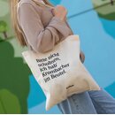 Frau trägt einen hellen Jutebeutel mit dem Text 'Bitte nicht schubsen, ich hab' Krombacher im Beutel.'