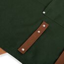 Grüne Krombacher Grillschürze mit braunen Trägern und Details.