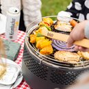 Grillszene im Garten Grillen mit dem rauchfreien Grill von Krombacher.