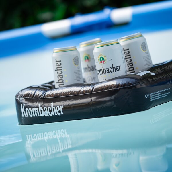 Krombacher Bierdosen in einem aufblasbaren Tablett im Pool.