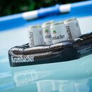 Krombacher Bierdosen in einem aufblasbaren Tablett im Pool.