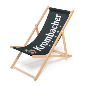Krombacher Liegestuhl zum entspannen und Sonne genießen. Liegestuhl mit hellbraunem Holzrahmen und dunkelgrünem Stoff mit weißem Schriftzug 'Krombacher' und Logo.