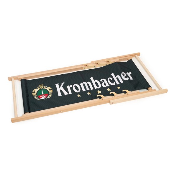 Liegestuhl zusammengefaltet mit hellbraunem Holzrahmen und dunkelgrünem Stoff mit Krombacher-Logo und fünf goldenen Sternen.