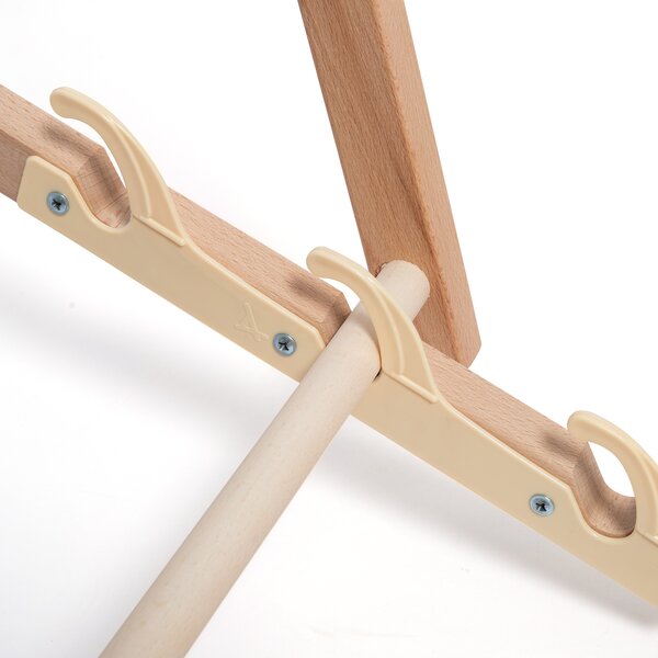 Holzgestell eines Liegestuhls mit verstellbarem Halterungsmechanismus aus Kunststoff.