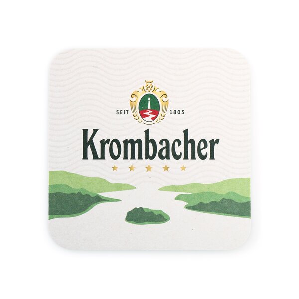 Vorderseite des Bierdeckels mit Krombacher-Branding und illustriertem Seemotiv.