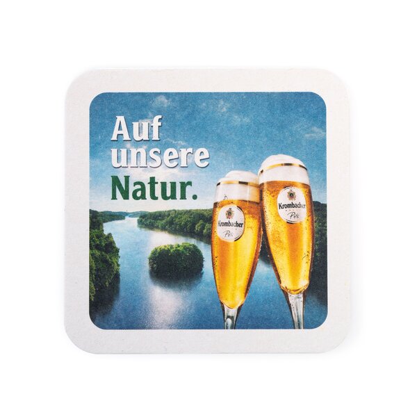 Rückseite des Bierdeckels mit zwei Krombacher Biergläsern vor der Seelandschaft und der Aufschrift 'Auf unsere Natur.'