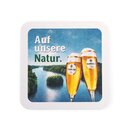 Rückseite des Bierdeckels mit zwei Krombacher Biergläsern vor der Seelandschaft und der Aufschrift 'Auf unsere Natur.'
