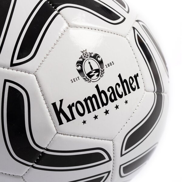 Weißer Fußball mit schwarzem Muster und Krombacher-Logo mit Schriftzug 'Krombacher' und Gründungsjahr 1803.