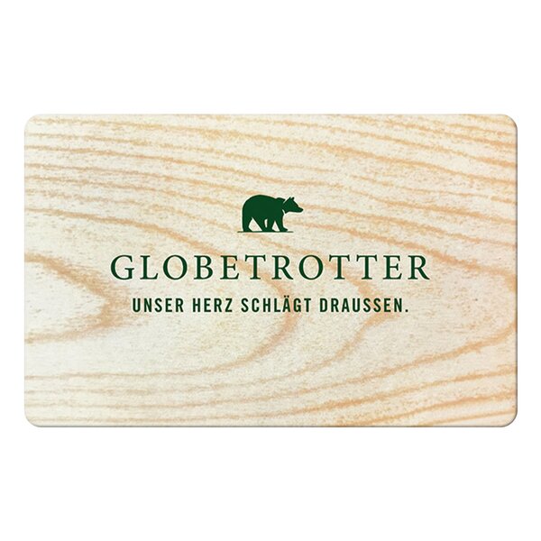 Globetrotter Gutscheinkarte mit Holzmaserung, Schriftzug 'GLOBETROTTER' und Slogan 'Unser Herz schlägt draussen' mit Bärensymbol.
