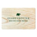 Globetrotter Gutscheinkarte mit Holzmaserung, Schriftzug 'GLOBETROTTER' und Slogan 'Unser Herz schlägt draussen' mit Bärensymbol.