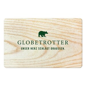 Globetrotter Gutscheinkarte mit Holzmaserung, Schriftzug 'GLOBETROTTER' und Slogan 'Unser Herz schlägt draussen' mit Bärensymbol.
