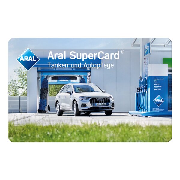 Weiße Audi SUV an Aral Tankstelle mit Text 'Aral SuperCard Tanken und Autopflege'.