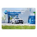 Weiße Audi SUV an Aral Tankstelle mit Text 'Aral SuperCard Tanken und Autopflege'.