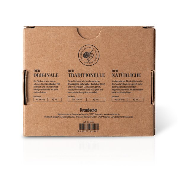 Rückseite braune Kartonverpackung mit drei Beschreibungen zu Krombacher Probierbrand-Sorten: Der Originale, Der Traditionelle, Der Natürliche, jeweils 5 cl, 38,5 % Vol.