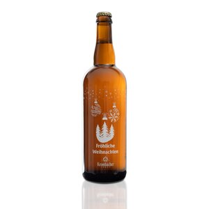 Braune Bierflasche mit Kronkorken, weißem Weihnachtsmotiv mit Tannenbäumen und Kugeln, Text 'Fröhliche Weihnachten' und Krombacher Logo.