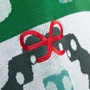 Nahaufnahme eines Strickstoffs mit grünem Rand und roter Schleife als Stickerei.