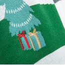 Grüner Strickstoff mit Muster eines Tannenbaums und zwei kleinen Geschenken mit Roter und gelber Schleife.