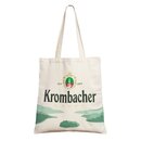 Beiger Jutebeutel mit grünem Krombacher-Logo, Text 'Krombacher' und Landschaftsmotiv in Grüntönen.