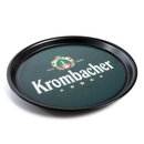 Rundes schwarzes Tablett mit grünem Einsatz, darauf das Krombacher-Logo mit Wappen, Schriftzug und fünf Sternen.